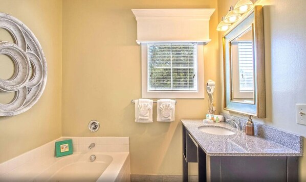 Secadora de cabello, toallas, jabón, papel de baño 