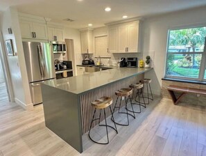 Batterie de cuisine, vaisselle et ustensiles, épices, tables à manger