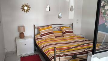 Een strijkplank/strijkijzer, gratis wifi, beddengoed