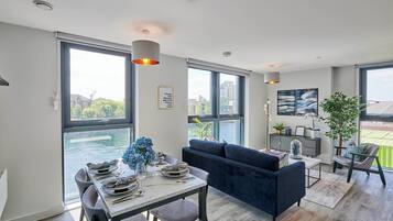 Apartment, 2 Bedrooms, Non Smoking | In-room dining