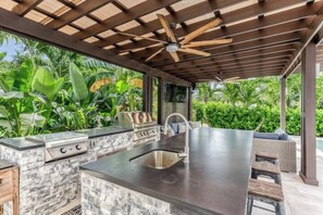 Outdoor dining - Luxe Waterfront in Gated Community Fort Lauderdale (Fort Lauderdale)
