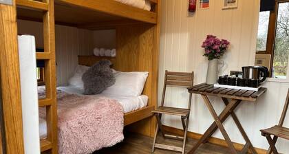 Cosy en suite shepherd hut on the grounds of Historic building Samlesbury Hall