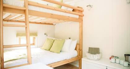 Cosy en suite shepherd hut on the grounds of Historic building Samlesbury Hall