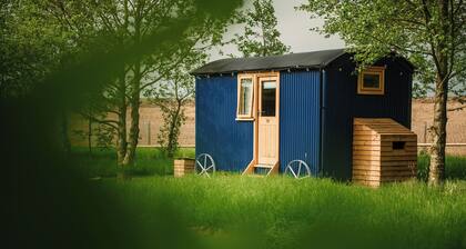 Cosy en suite shepherd hut on the grounds of Historic building Samlesbury Hall