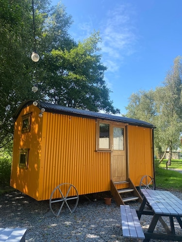Cosy en suite shepherd hut on the grounds of Historic building Samlesbury Hall