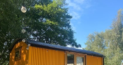 Cosy en suite shepherd hut on the grounds of Historic building Samlesbury Hall