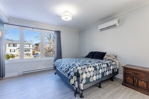 5 bedrooms, iron/ironing board, WiFi, bed sheets - Executive Stay in Bowring Park (St John's)