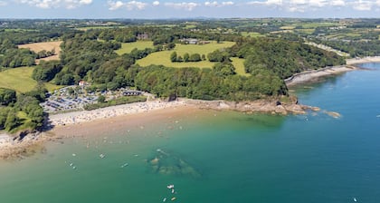 Hill Cottage - Spectacular Sea Views, Parking
