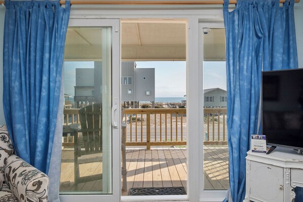 Télévision, lecteur de DVD, livres