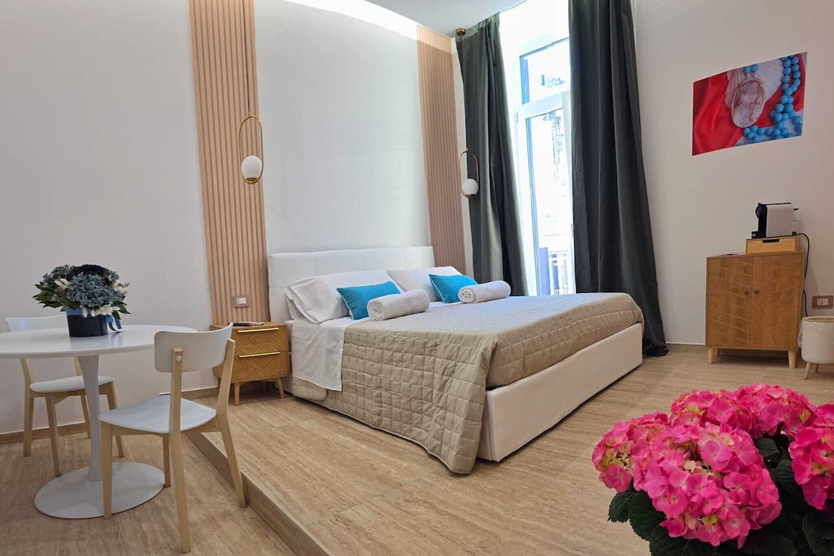 Habitación doble Confort, vista parcial al mar | Minibar y caja de seguridad en la habitación