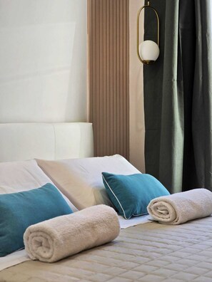Comfort Double Room, Partial Sea View | Minibar, in-room safe, laptop workspace, soundproofing - O' Vesuvio B&B (Torre del Greco)