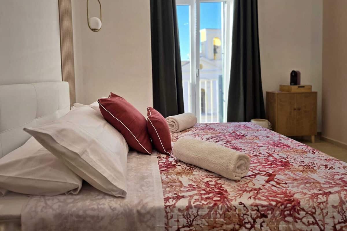 Habitación triple Confort, vista parcial al mar | Minibar y caja de seguridad en la habitación