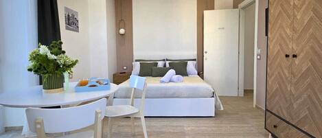 Exclusieve driepersoonskamer, gedeeltelijk uitzicht op zee | Een minibar, een kluis op de kamer, een laptopwerkplek