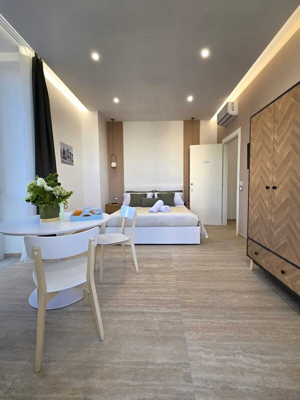 Tremannsrom – exclusive, delvis sjøutsikt | Minibar, safe på rommet, skrivebord for bærbar PC og lydisolert