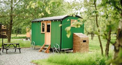 Cosy en suite shepherd hut on the grounds of Historic building Samlesbury Hall