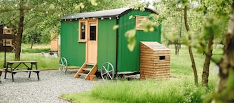 Cosy en suite shepherd hut on the grounds of Historic building Samlesbury Hall