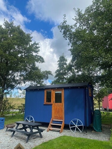 Cosy en suite shepherd hut on the grounds of Historic building Samlesbury Hall