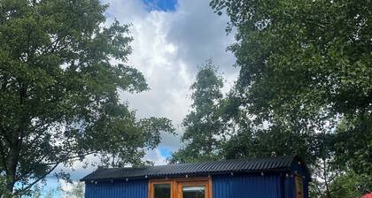 Cosy en suite shepherd hut on the grounds of Historic building Samlesbury Hall