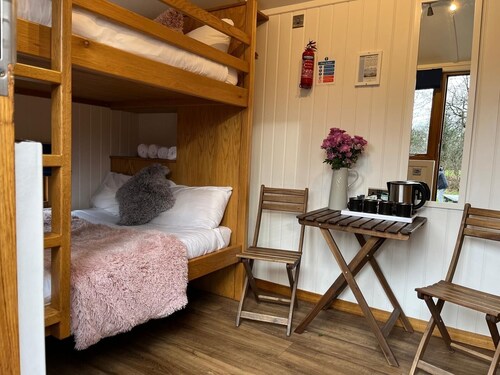 Cosy en suite shepherd hut on the grounds of Historic building Samlesbury Hall