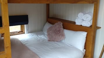 1 bedroom, bed sheets