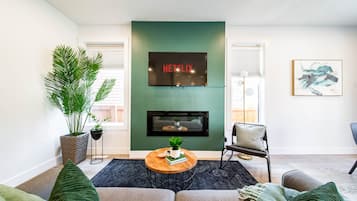 Smart TV, fireplace