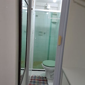 Toalhas de banho, sabonete, papel higiênico