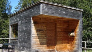 A small cabin with a wooden exterior, a single door, and a window. - Vercors Intense (Vassieux-en-Vercors)