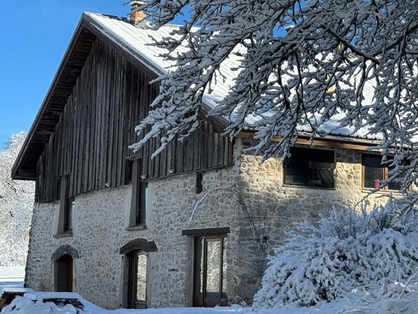 Vista frontal de la propiedad