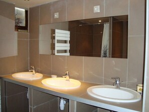 Ducha y papel higiénico