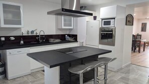 Oven, stovetop, coffee/tea maker, toaster - Domaine la Griffe - Maison Mitoyenne Cou (La Roche-sur-Foron)