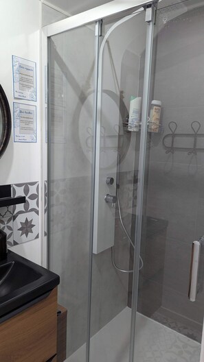Hair dryer, towels - Domaine la Griffe - Maison Mitoyenne Cou (La Roche-sur-Foron)