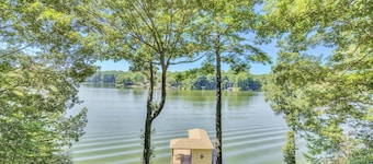 Spacious waterfront house w/deck, fire pit & grill, dog-friendly