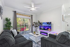 Smart TV, fireplace