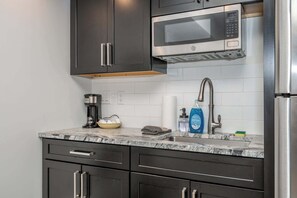 Fridge, microwave, coffee/tea maker, blender - Mt Adams Nest - Studio for 2 (Cincinnati)