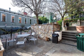 Outdoor dining - Mt Adams Nest - Studio for 2 (Cincinnati)