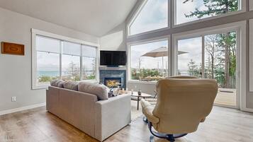 Een televisie en een open haard