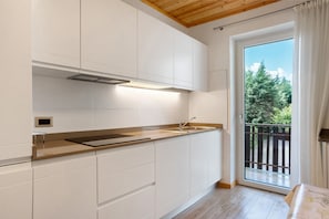 Réfrigérateur, micro-ondes, plaque de cuisson, chaise haute