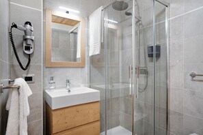 Douche, sèche-cheveux, serviettes fournies