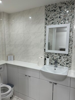 Suihku, pyyhkeet, vessapaperi