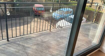 3 Bedroom Flat, Balconies, 2 Bathrooms, Living area & Free Parking near Heathrow
