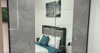 3 Bedroom Flat, Balconies, 2 Bathrooms, Living area & Free Parking near Heathrow