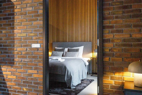 3 habitaciones, tabla de planchar con plancha, wifi y ropa de cama