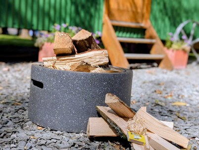 Cosy en suite shepherd hut on the grounds of Historic building Samlesbury Hall