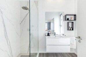 Regadera, secadora de cabello, bidet, toallas 