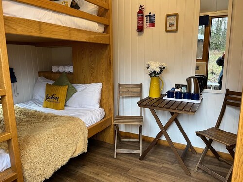 Cosy en suite shepherd hut on the grounds of Historic building Samlesbury Hall