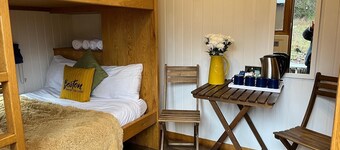 Cosy en suite shepherd hut on the grounds of Historic building Samlesbury Hall