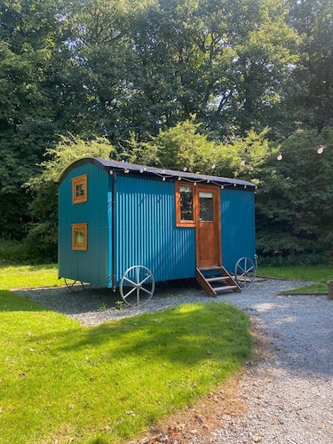 Cosy en suite shepherd hut on the grounds of Historic building Samlesbury Hall