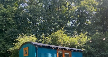 Cosy en suite shepherd hut on the grounds of Historic building Samlesbury Hall