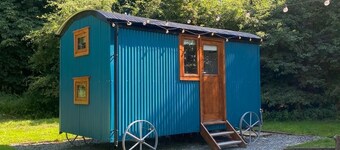 Cosy en suite shepherd hut on the grounds of Historic building Samlesbury Hall