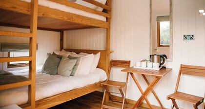 Cosy en suite shepherd hut on the grounds of Historic building Samlesbury Hall